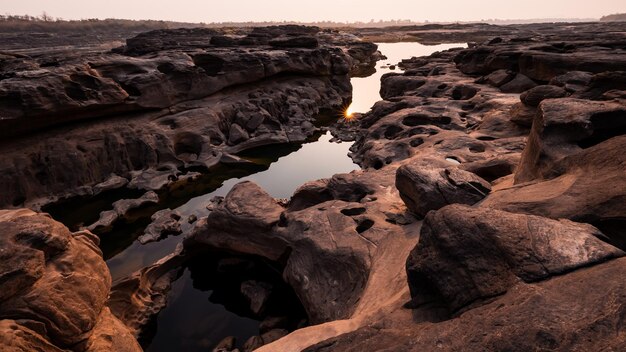 Foto luz do sol na cena da manhã no grand canyon sam phan bok ubon ratchathani tailândia