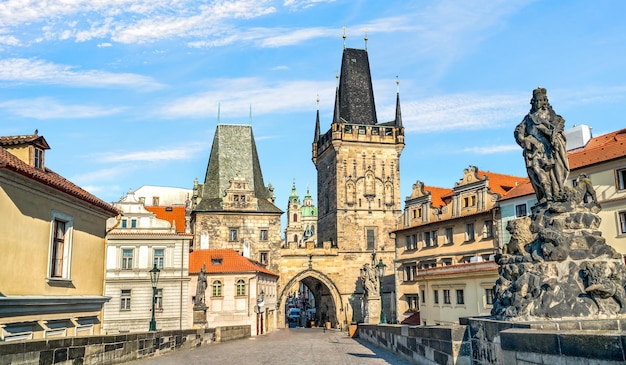 Luz do sol na Ponte Carlos em Praga na manhã de verão