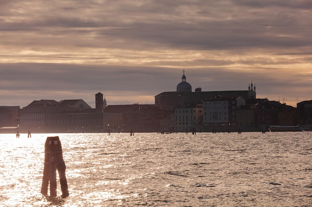 Luz do sol no horizonte de Veneza