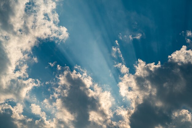 Una luz dorada en el cielo reflejada en la nube.