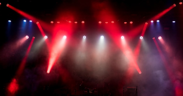 Foto luz em um palco vazio antes do concerto.