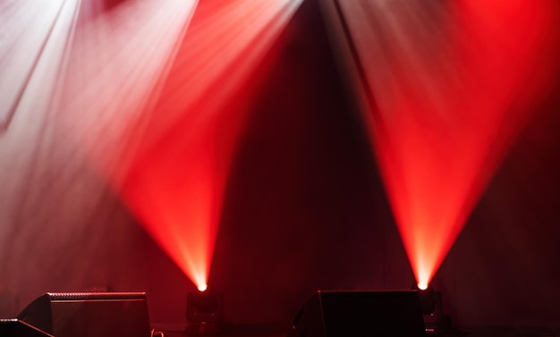 Luz em uma cena de palco livre com holofotes vermelhos em um fundo