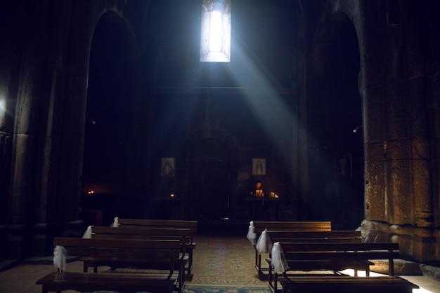 La luz entra en la iglesia