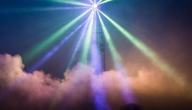 Luz de escenario con focos de colores y humo Escena oscura de conciertos y teatro