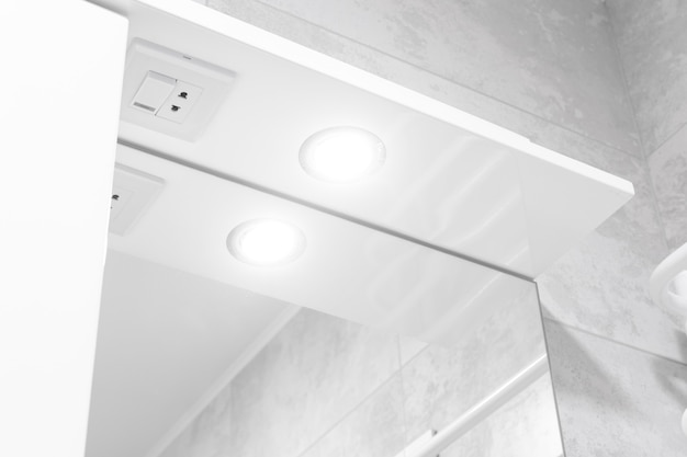 Foto luz en el espejo en el baño interior moderno, concepto de apartamento con estilo