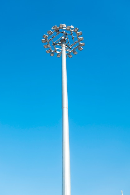 Luz del estadio en el cielo azul