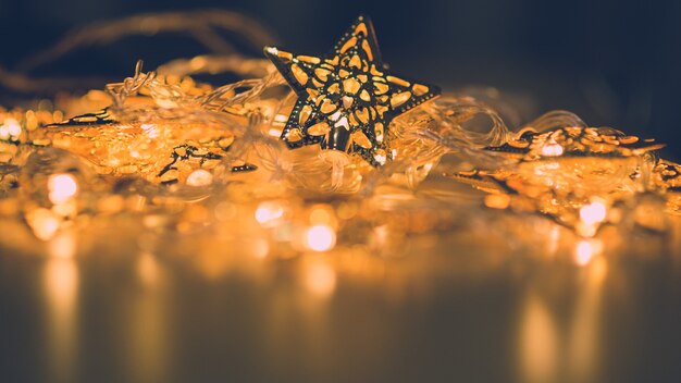 Luz de estrella decorada con arbol de navidad