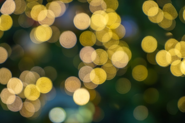 Luz de evento Defocused Navidad y año nuevo en fondo suave bokeh amarillo y blanco