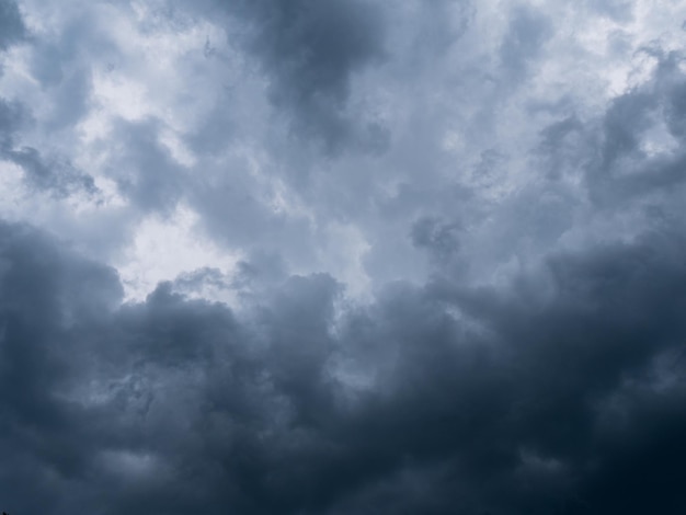 Luz en el fondo de nubes de tormenta oscuras y dramáticas