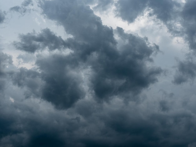 Luz en el fondo de nubes de tormenta oscuras y dramáticas