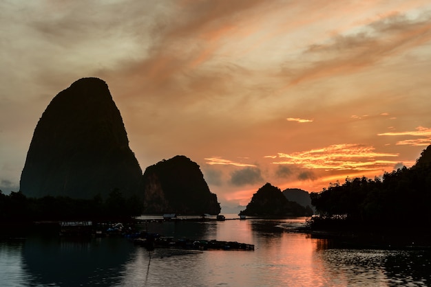 Luz hermosa la salida del sol de la mañana, Ban Hin Rom, Phang Nga, Tailandia.