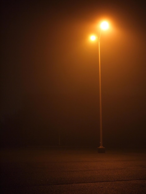 Luz iluminada na rua à noite