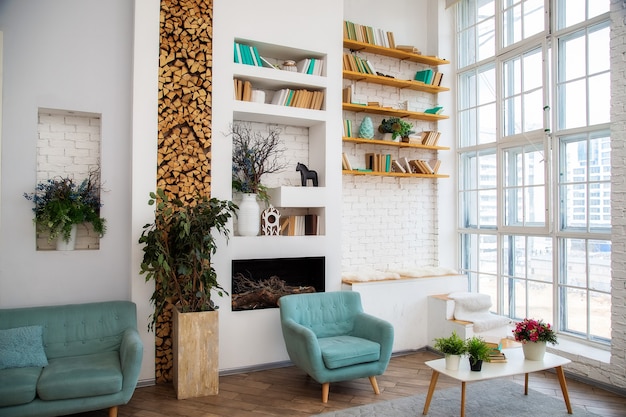 Luz interior escandinavo de una sala de estar con una mesa de café blanca se encuentra cerca de una ventana