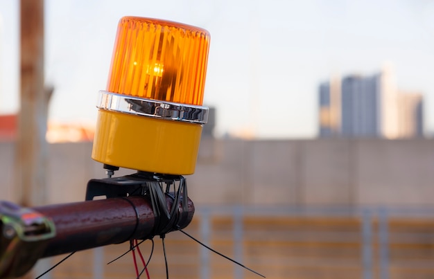 Foto luz laranja de emergência no canteiro de obras