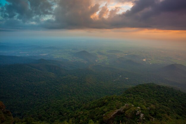 Luz laranja do pôr do sol sobre a montanha