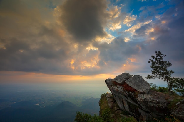 Luz laranja do pôr do sol sobre a montanha