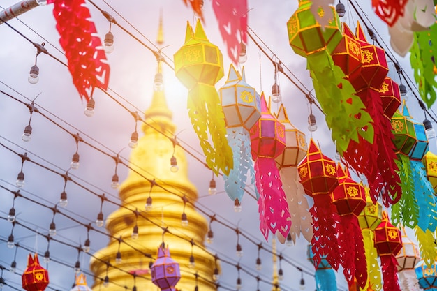 La luz de la linterna de la lámpara Beautiful Lanna son linternas de estilo tailandés del norte en Loi Krathong o el Festival Yi Peng en Wat Phra That Hariphunchai es un templo budista en Lamphun Tailandia