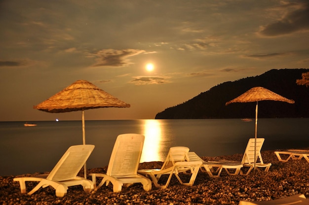 Foto la luz de la luna en adrasan una de las bahías más hermosas del mediterráneo