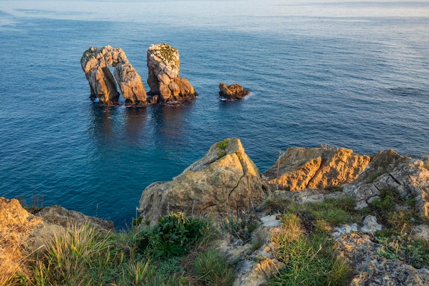 La luz de la mañana ilumina la playa de Arnia, Cantabria, ESPAÑA