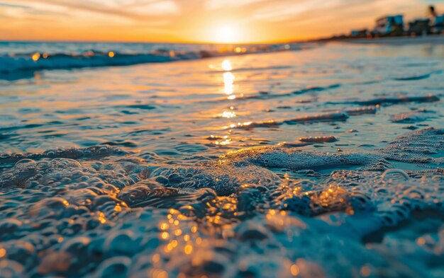 La luz matinal de un año nuevo brilla en la playa con 2025 resaltado por el calor del sol naciente