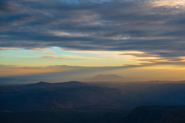 Luz naranja del atardecer sobre la montaña.