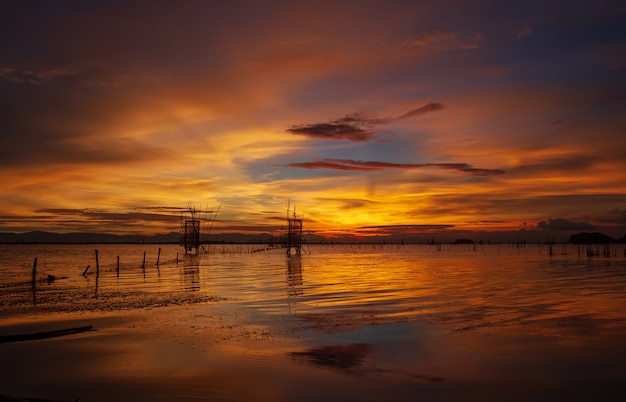 Luz naranja y luz crepuscular al atardecer