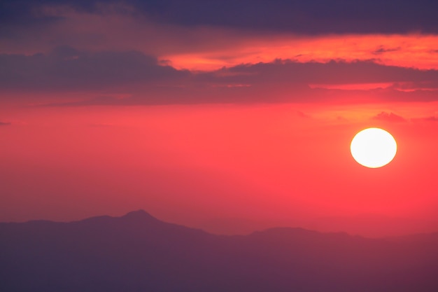 Luz naranja de la puesta de sol sobre la montaña.