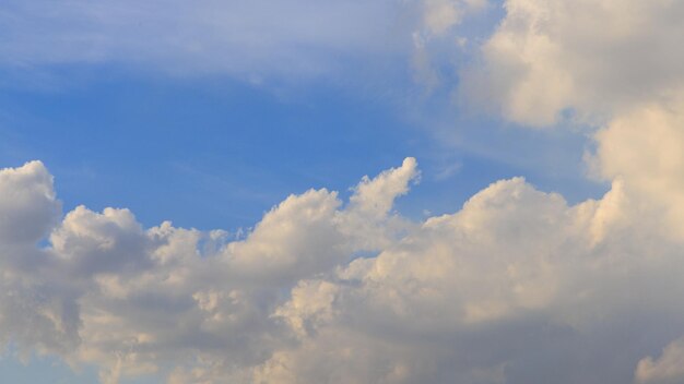 Foto luz nas nuvens no céu azul nuvens do céu lindas nuvens movimento no céu