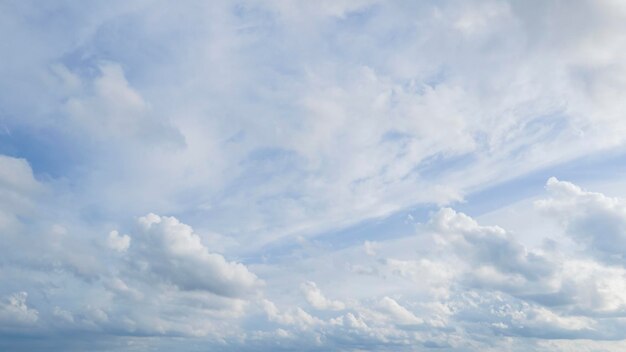 Foto luz natural y nubes blancas flotando en el cielo azul