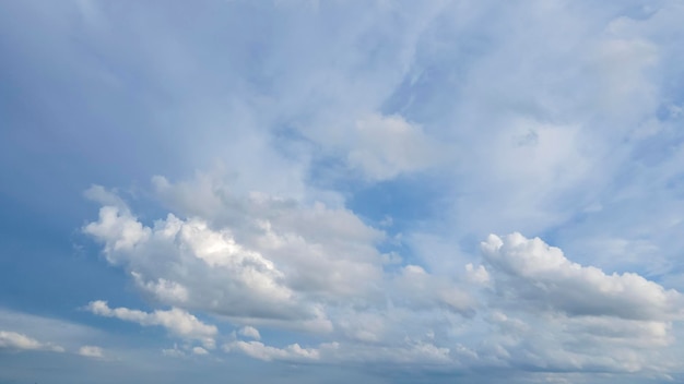 Foto luz natural y nubes blancas flotando en el cielo azul