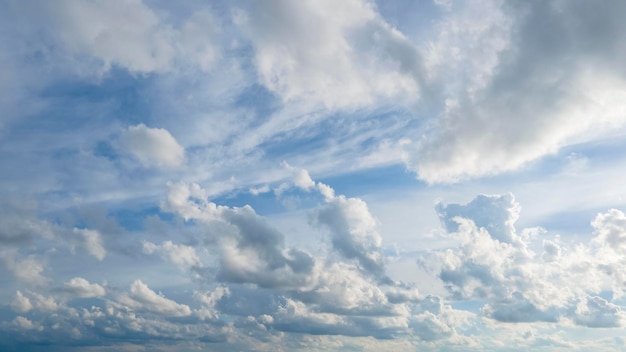 Foto luz natural y nubes blancas flotando en el cielo azul