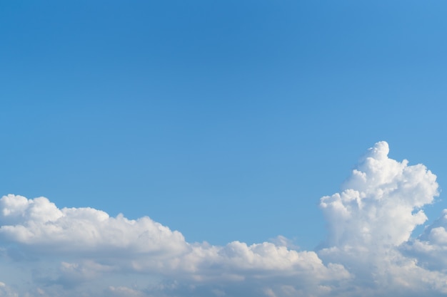 Luz natural y nubes blancas sobre fondo de cielo azul