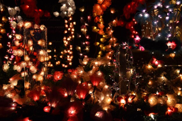 Foto la luz de navidad iluminada por la noche