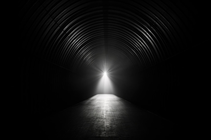Foto luz no fim do túnel abstract arch conceito de um corredor frio e escuro com um contraste