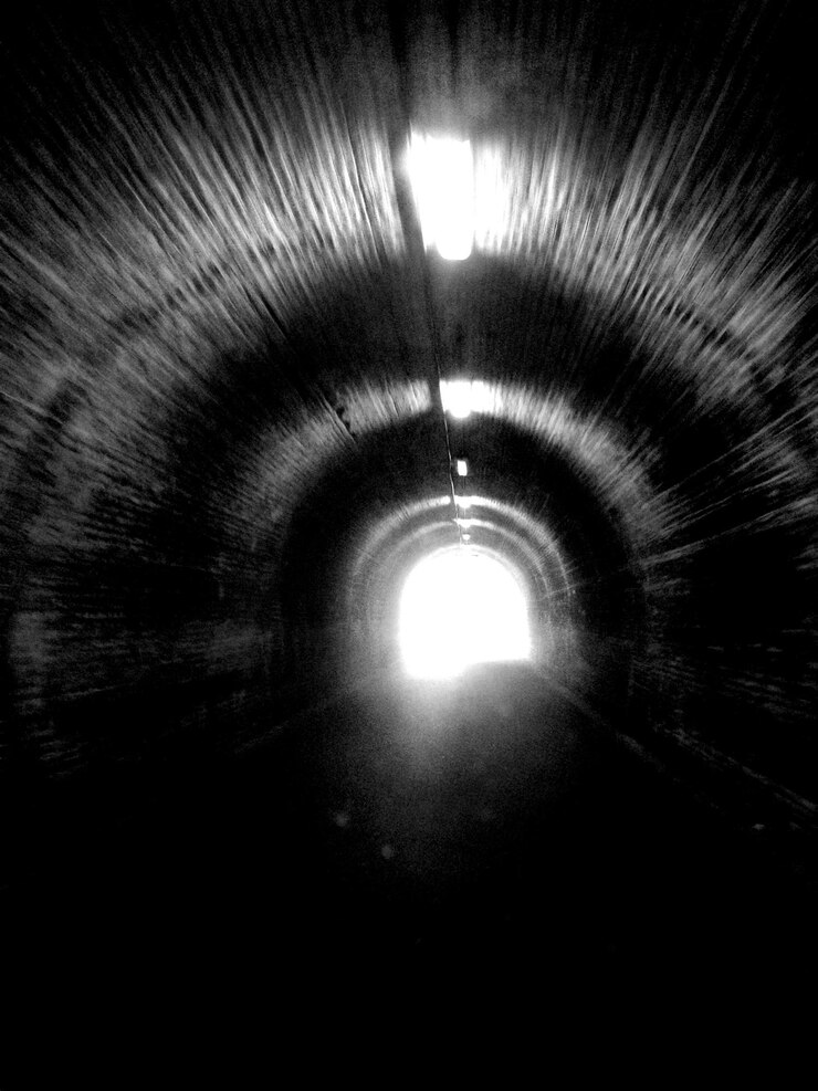 Foto luz no fim do túnel