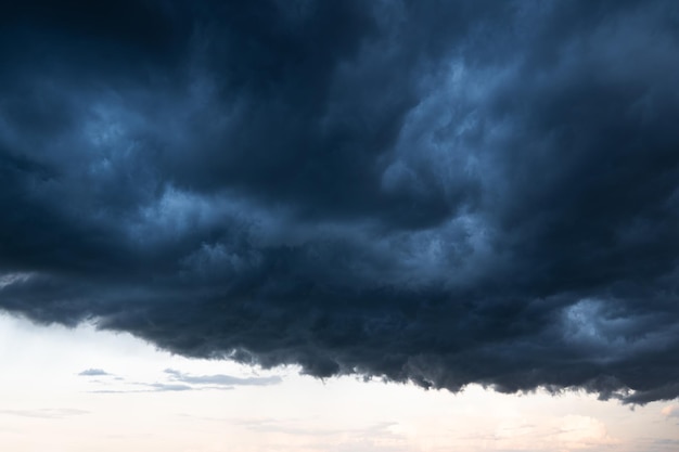 Luz no fundo e nuvens de tempestade dramáticas