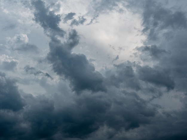 Luz no fundo escuro e dramático das nuvens de tempestade