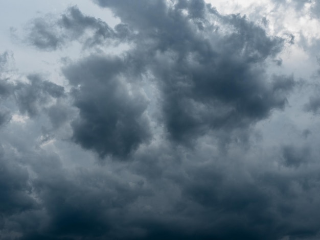 Luz no fundo escuro e dramático das nuvens de tempestade