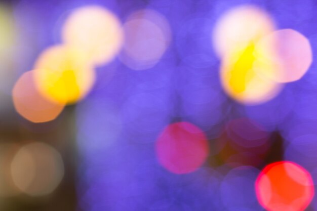 La luz de la noche bokeh de luces de color púrpura adorna la Navidad y el Año Nuevo