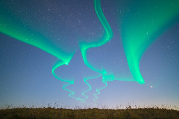 Foto la luz del norte en el fondo del cielo estrellado. tarde noche