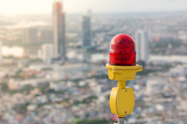 Foto luz de obstrucción con fondo de ciudad