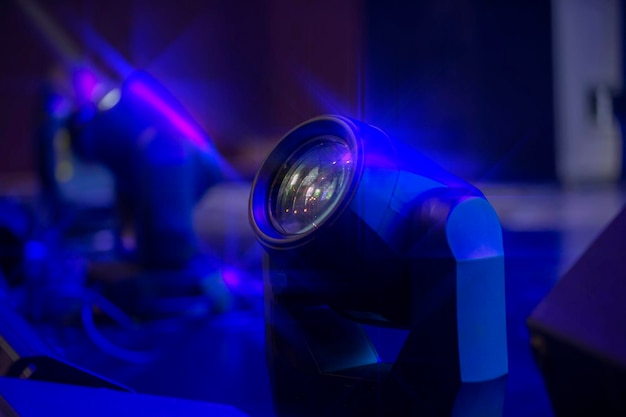 Luz óptica de color de escenario de un foco sobre un fondo azul oscuro