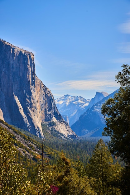 Luz pacífica atingindo El Capitan em Yosemite de Tunnel View
