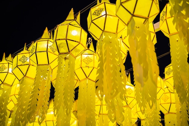 La luz del patrón de fondo de la linterna de papel de la lámpara Beautiful Colorful Lanna son linternas de estilo del norte de Tailandia en Chiang Mai, Tailandia, luna llena, el mes 12 Sea famoso