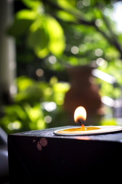 Foto luz del primer de la vela en un jardín.