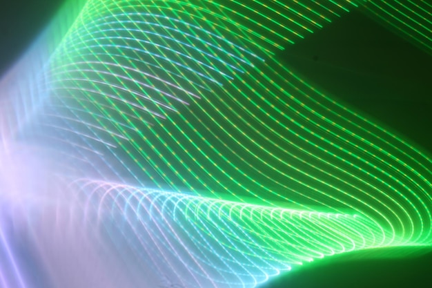 La luz se propaga en ciclos vibratorios y tiene propiedades especiales de conducción