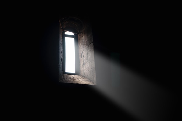 Luz que cae a través de la ventana en la iglesia vieja