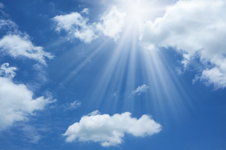 Luz del rayo de Sun en fondo de la naturaleza del cielo azul.