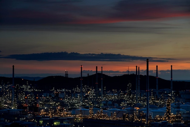 Luz de refinería de petróleo en el crepúsculo, Tailandia