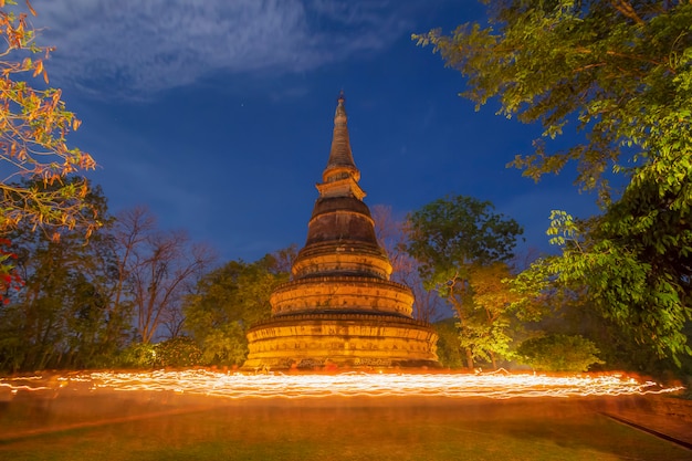 Luz del ritual en la pagoda en Wat Umong (Buddha Park)